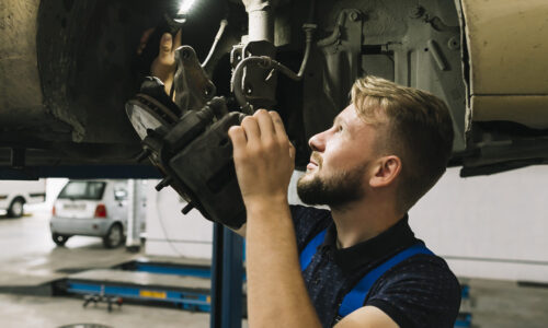 repairmen examining wheel structure scaled qwkwk20lm241tayn3uzt2qtvl2rlqd800dy2y9isag - D&eacute;pannage